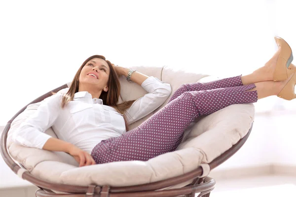 Close up.dreaming Frau sitzt in einem bequemen Stuhl — Stockfoto