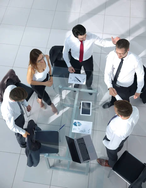 Grupo de jóvenes discutiendo planes de negocios . —  Fotos de Stock