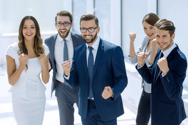 Equipe de negócios feliz em pé no escritório . — Fotografia de Stock