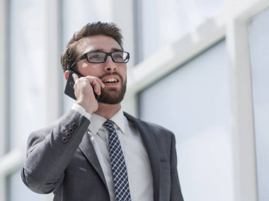 İş adamı cep telefonuyla konuşuyor.