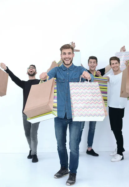 Groep vrolijke jongeren met boodschappentassen — Stockfoto