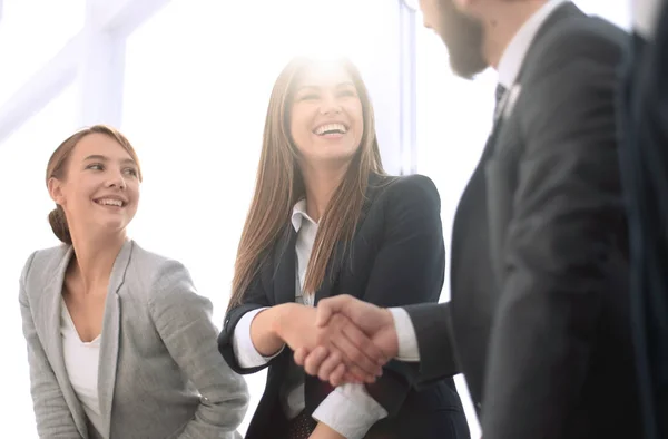 Lado view.handshake gente de negocios — Foto de Stock