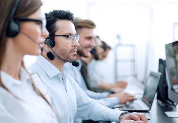 Close-up.achtergrond beeld van call center medewerkers op de werkplek — Stockfoto