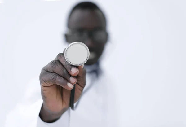 Close up.doctor es un terapeuta que sostiene un estetoscopio — Foto de Stock