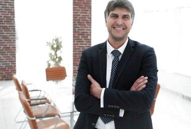 işadamı bir boş konferans salonu bir arka plan üzerinde