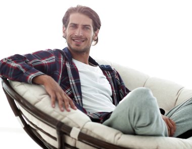 gülümseyen bir adam büyük bir koltukta otururken köpeğini okşayarak Close-Up.