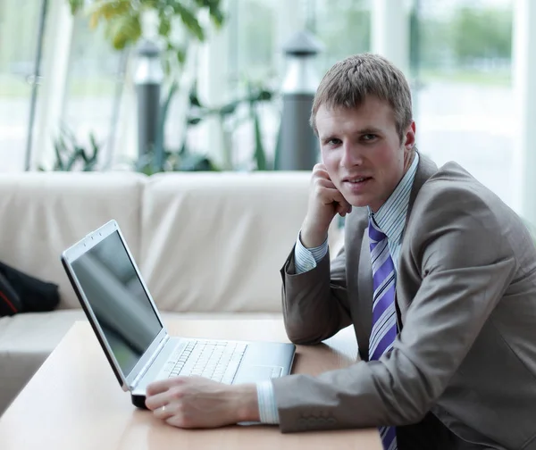 Junge Mitarbeiterin schaut während des Arbeitstages auf Computermonitor — Stockfoto