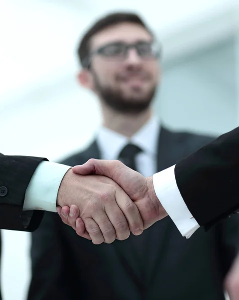 Nahaufnahme Handschlag bewährte Geschäftspartner — Stockfoto