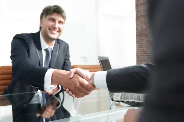 Geschäftsmann Streckt Die Hand Zum Händedruck Aus Büro Arbeitsplatz — Stockfoto