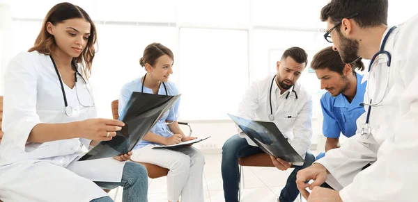 Radiólogos y un cirujano discutiendo una radiografía de un paciente — Foto de Stock