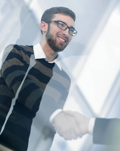 Por trás do negócio glass.handshake pessoas — Fotografia de Stock