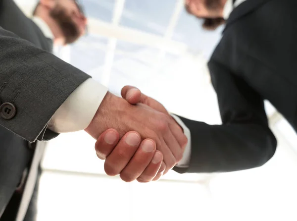 Foto handshake šťastný podnikatelé — Stock fotografie