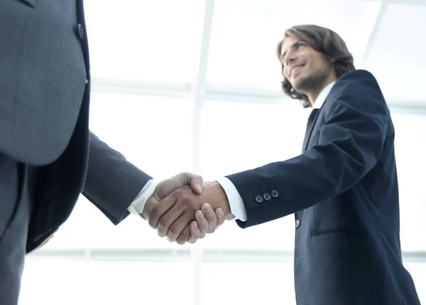 Бизнесмены делают рукопожатие - деловой этикет, поздравления — стоковое фото