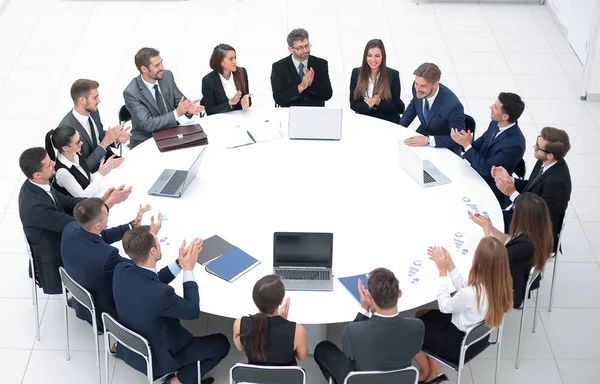 Rencontrer des partenaires d'affaires dans la salle de conférence . — Photo