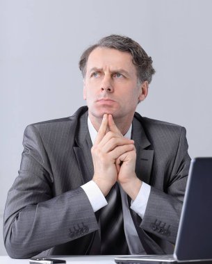 office çalışma alanı'ndaki masada oturan işadamı