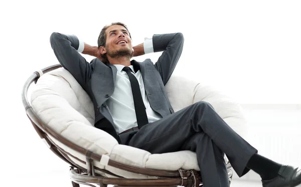 Jovem homem de negócios meditando em grande poltrona confortável — Fotografia de Stock