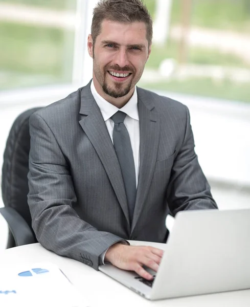 Closeup.smiling hombre de negocios que trabaja con el ordenador portátil —  Fotos de Stock