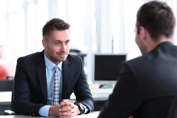 Twee knappe zakenmannen in functie — Stockfoto