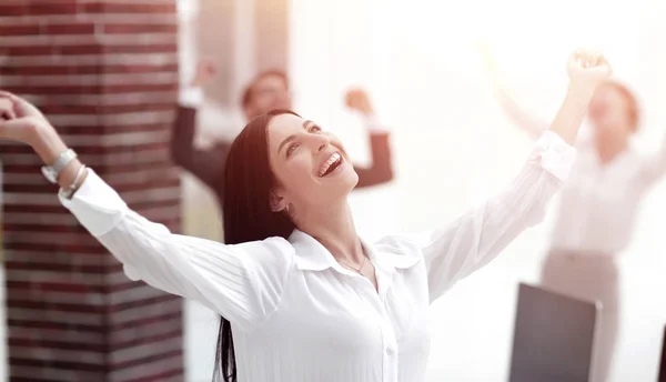 Счастливая молодая деловая женщина на размытом офисном фоне . — стоковое фото