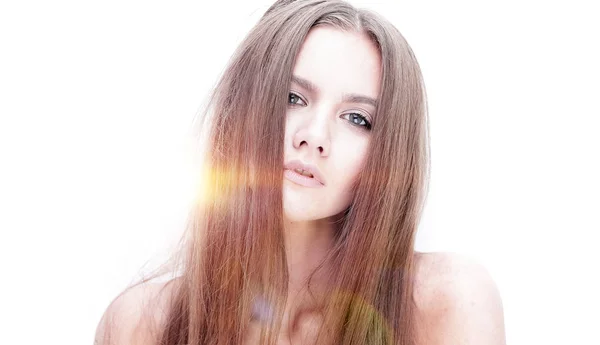 Портрет молодой современной девушки с длинными волосами — стоковое фото
