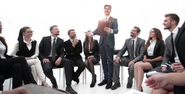 İş koçu iş ekibiyle iletişim kurar.