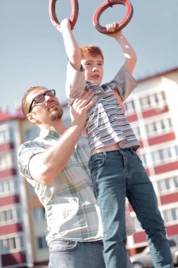 Baba oğlu bar yetişmek için yardımcı olur.