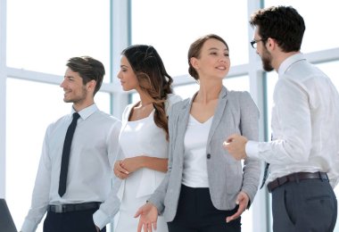 genç çalışanların ofiste konuşabilir. Office hafta içi