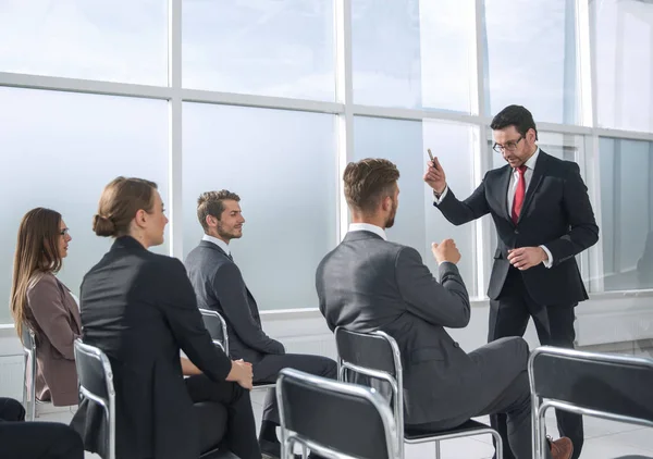 Bild zeigt Geschäftsleute bei einer Konferenz — Stockfoto