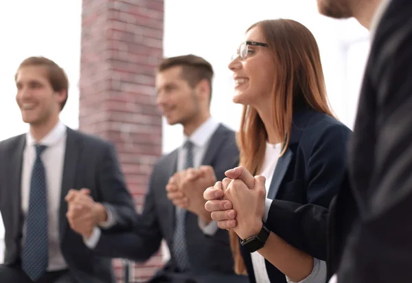 Eine Gruppe von Geschäftsleuten, die sich im Kreis die Hände reichen — Stockfoto