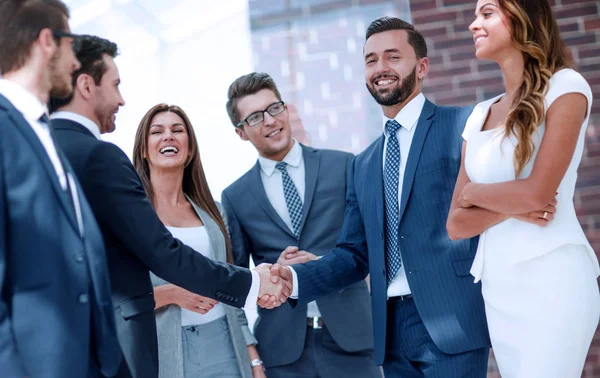 Sorridenti uomini d'affari che si stringono la mano — Foto Stock