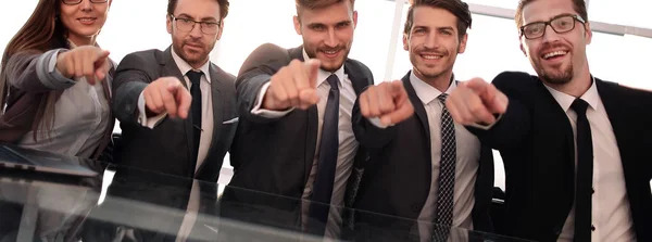 Empresários em seu escritório apontando para a frente — Fotografia de Stock
