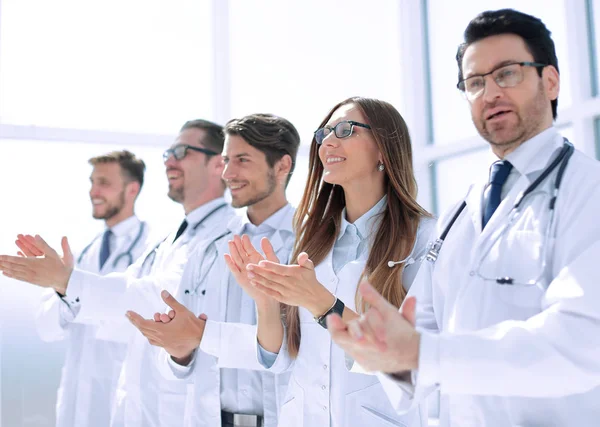 Gruppe erfolgreicher Ärzte applaudiert — Stockfoto