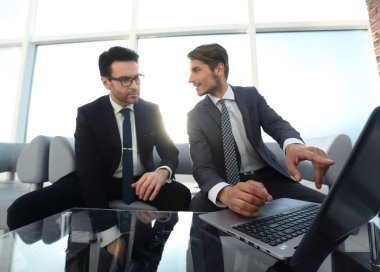 bir laptop.business ve teknoloji bilgi tartışırken stilize photo.two işadamları