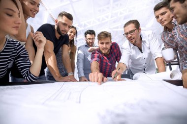 Yeni bir projede çalışan Mimarlar grubu
