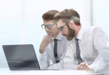 dizüstü bilgisayar ekranına bakarak iki iş arkadaşları