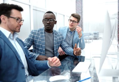 Ofiste fikirleri tartışmak raslantı giyimli iş adamları grubu