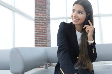 cep telefonu üzerinde konuşurken kadın Yöneticisi