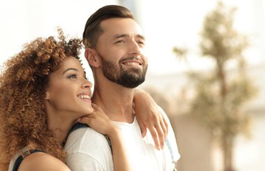 Yeni bir daire içinde sevgi dolu bir evli çift portresi.