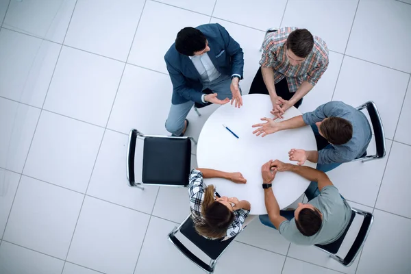 Top view.Manager e team creativo seduti alla tavola rotonda — Foto Stock