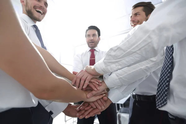 Uzavřete up.smiling obchodní tým s jejich ruce složené dohromady — Stock fotografie