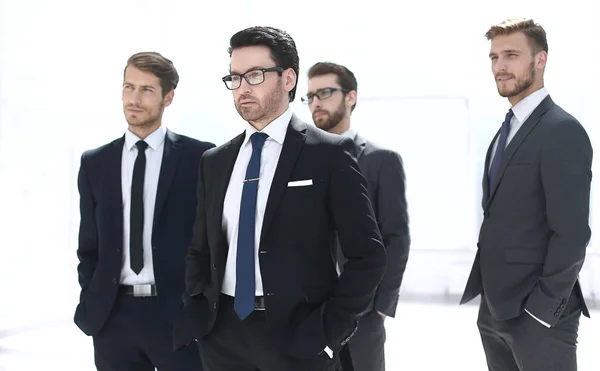 Biznesmen i jego zespół biznesowy stojący w biurze — Zdjęcie stockowe