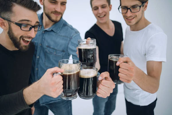 Смешные молодые люди с кружкой пива, полной пива — стоковое фото