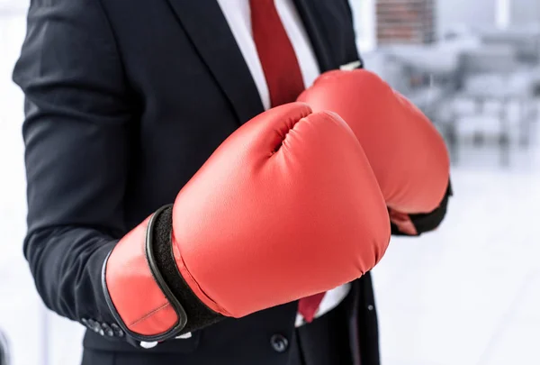 Sluit up.businessman in bokshandschoenen — Stockfoto