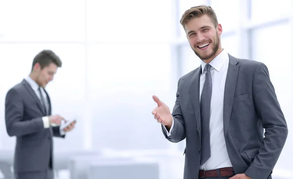 Leende affärsman i bakgrunden av kontoret. — Stockfoto