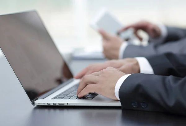 Closeup.Businessman εργασίας για το laptop — Φωτογραφία Αρχείου