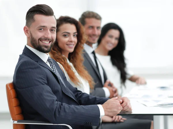 Groupe de gens d'affaires assis sur le bureau — Photo