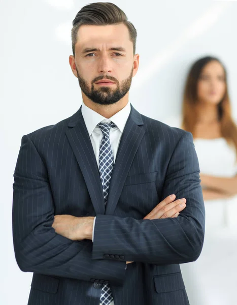 Portrait d'un homme d'affaires avec une femme en arrière-plan — Photo