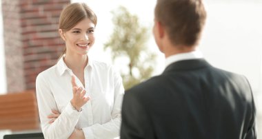 çalışanların ofiste konuşuyorsun.