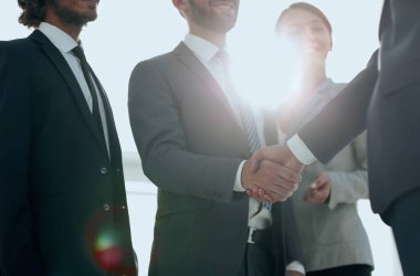 Yatırımcı ile el sıkışan iş lider