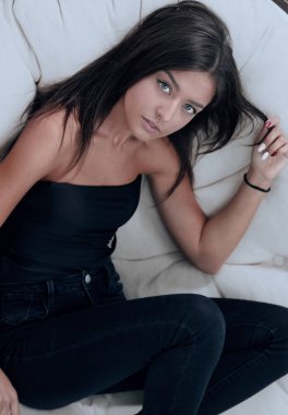 genç kadın büyük rahat koltukta dinleniyor